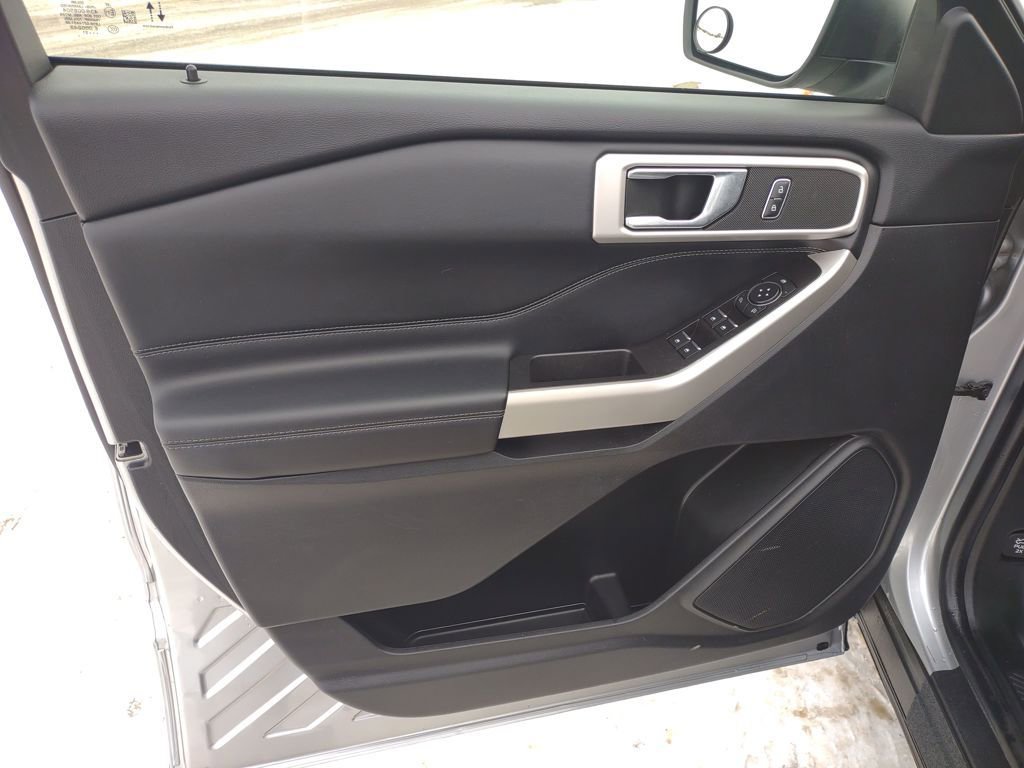 Used 2021 Ford Explorer XLT w/ Equipment Group 202A image 12