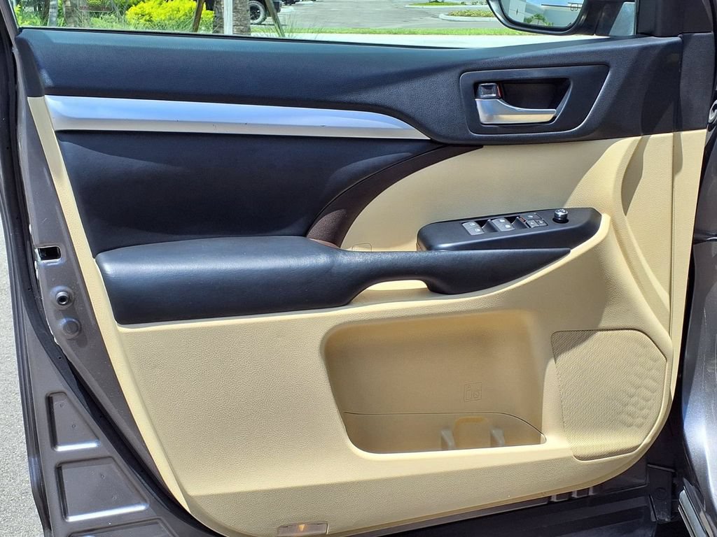 Used 2019 Toyota Highlander XLE FWD image 27
