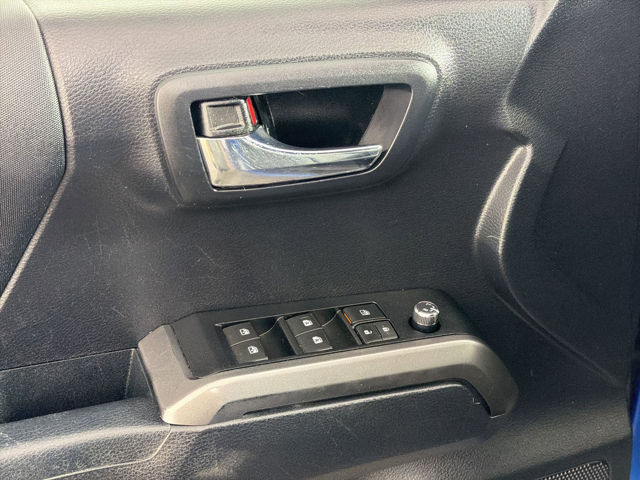 Used 2018 Toyota Tacoma TRD Off-Road w/ Technology Package AWD/4WD image 13