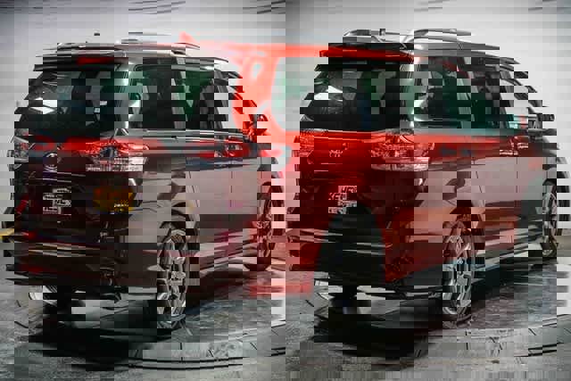 Used 2020 Toyota Sienna SE image 4