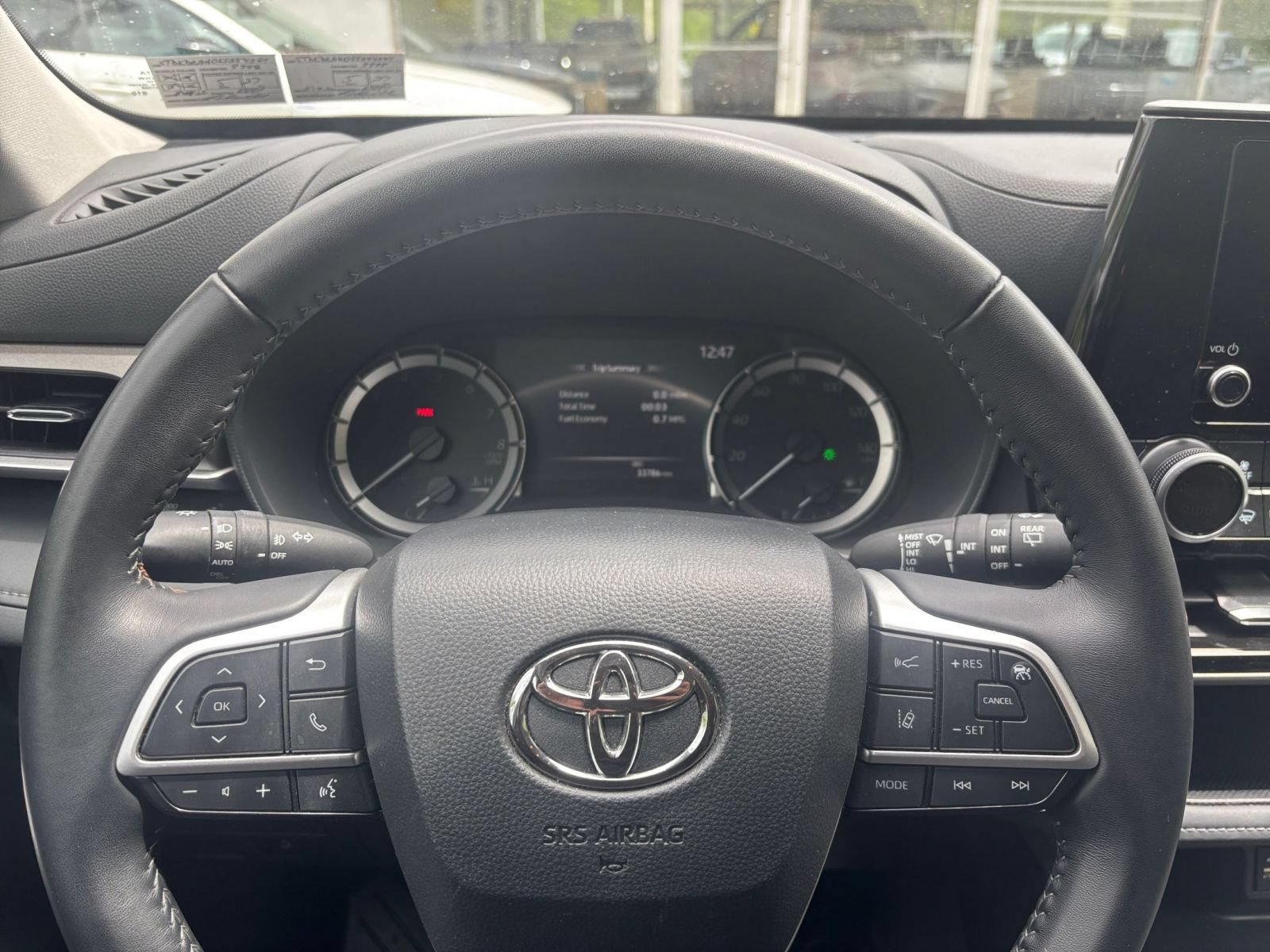 Used 2025 Toyota Highlander LE FWD image 30