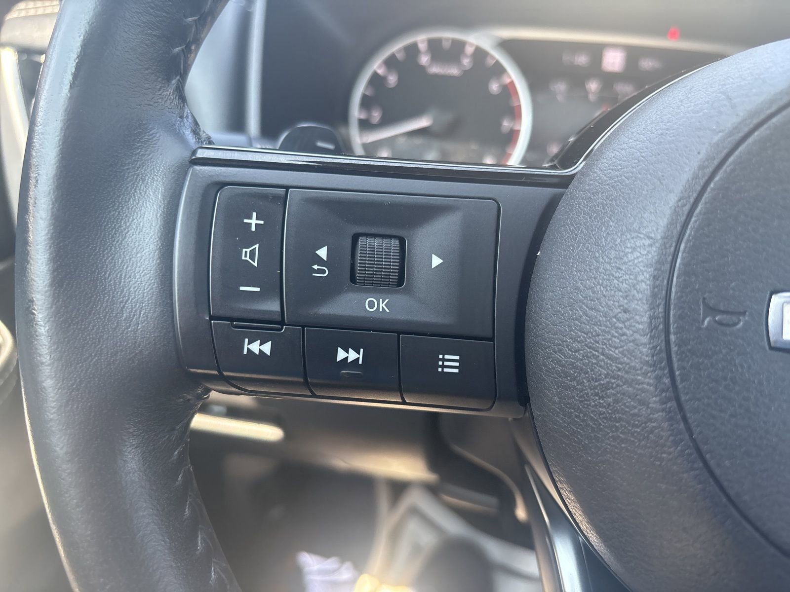 Used 2023 Nissan Rogue SL w/ SL Premium Package image 13