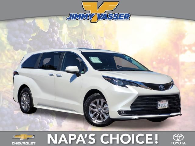 Used 2025 Toyota Sienna XLE image 1