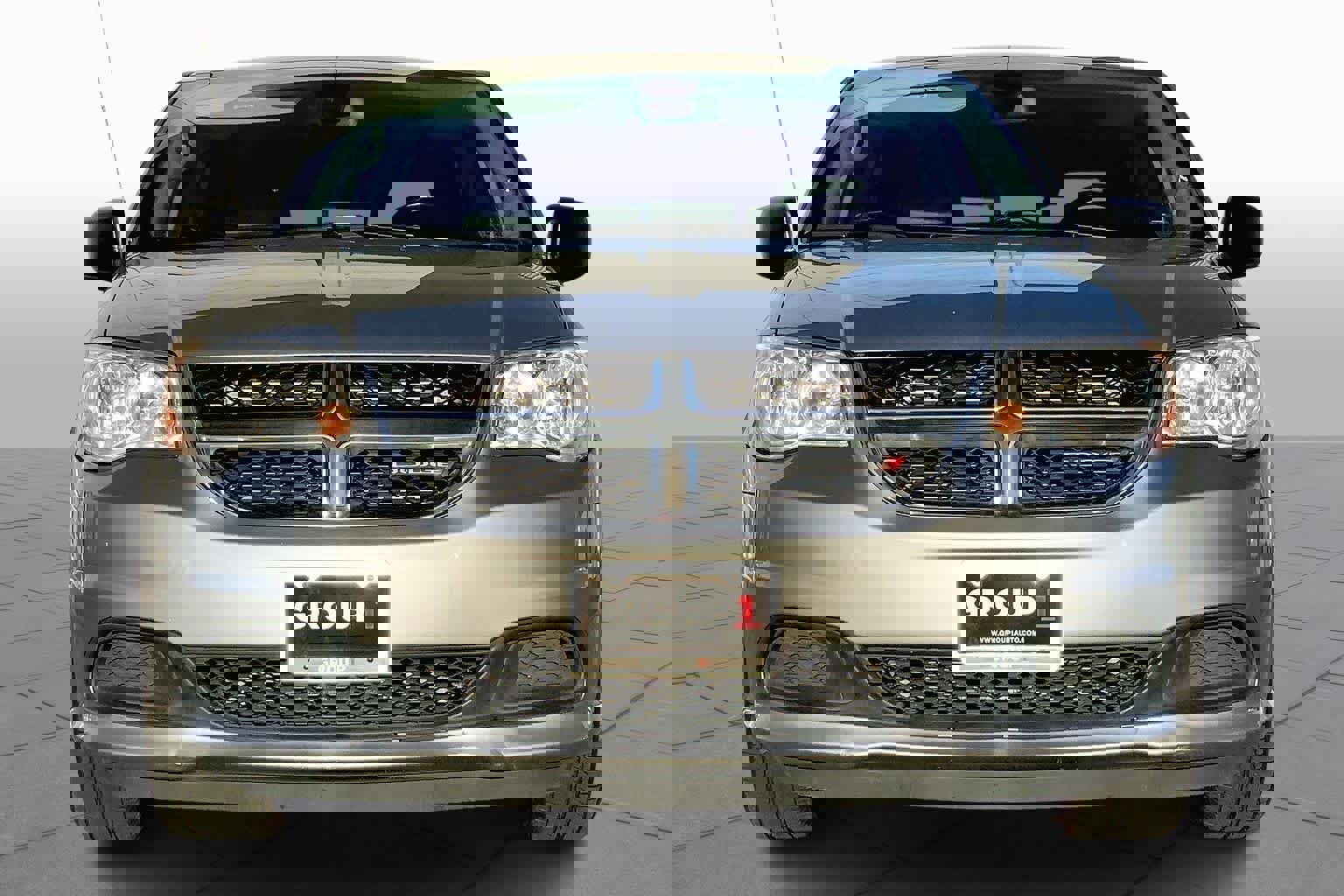 Used 2019 Dodge Grand Caravan SE w/ UConnect Hands-Free Group image 3