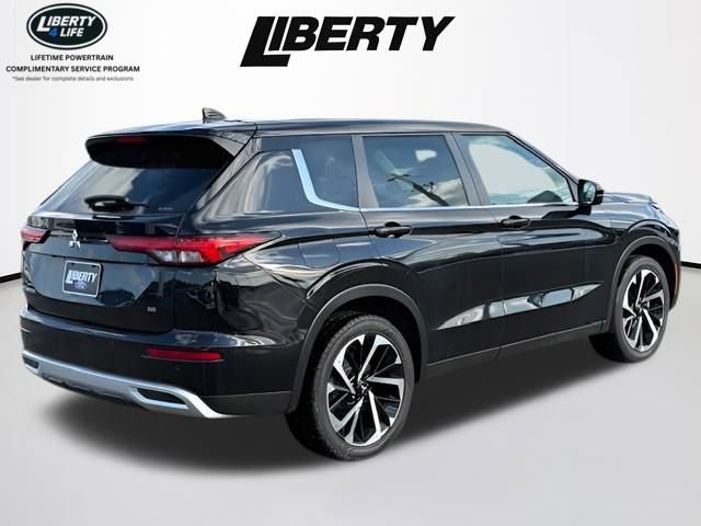 Used 2023 Mitsubishi Outlander SE image 3