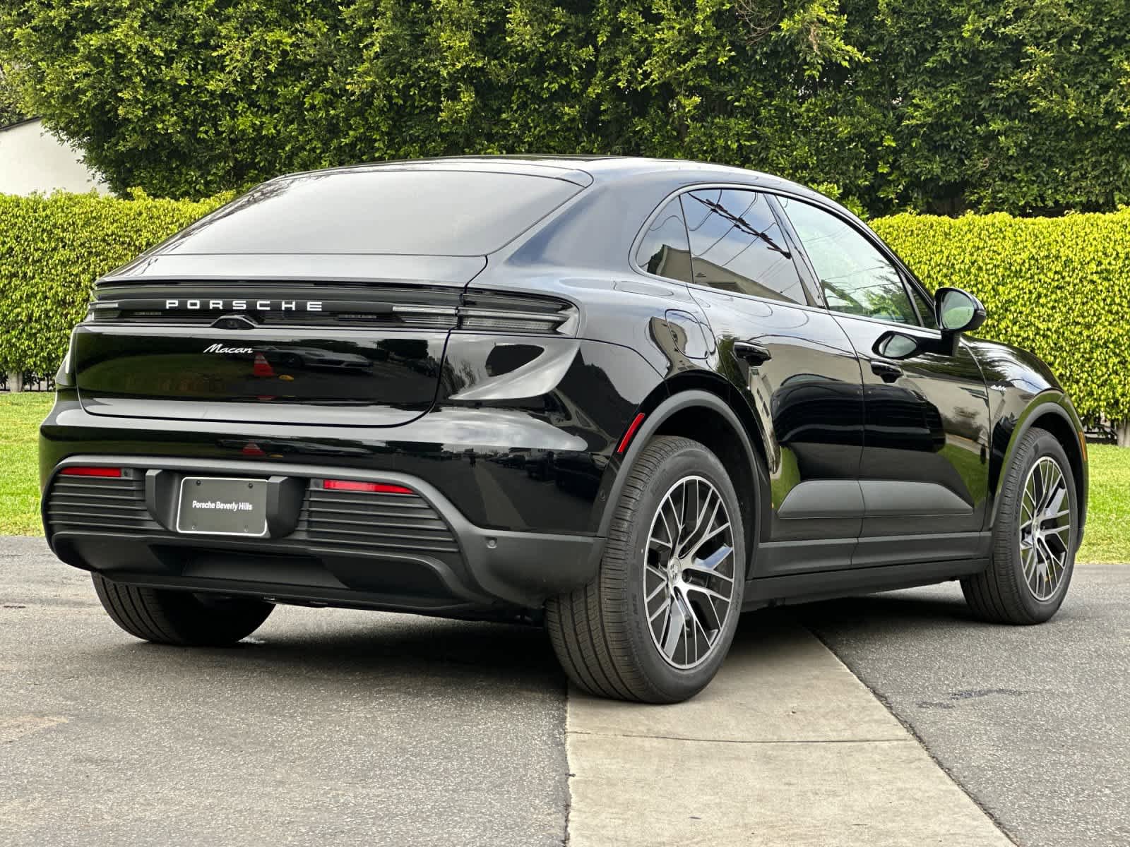 New 2026 Porsche Macan Electric RWD image 8