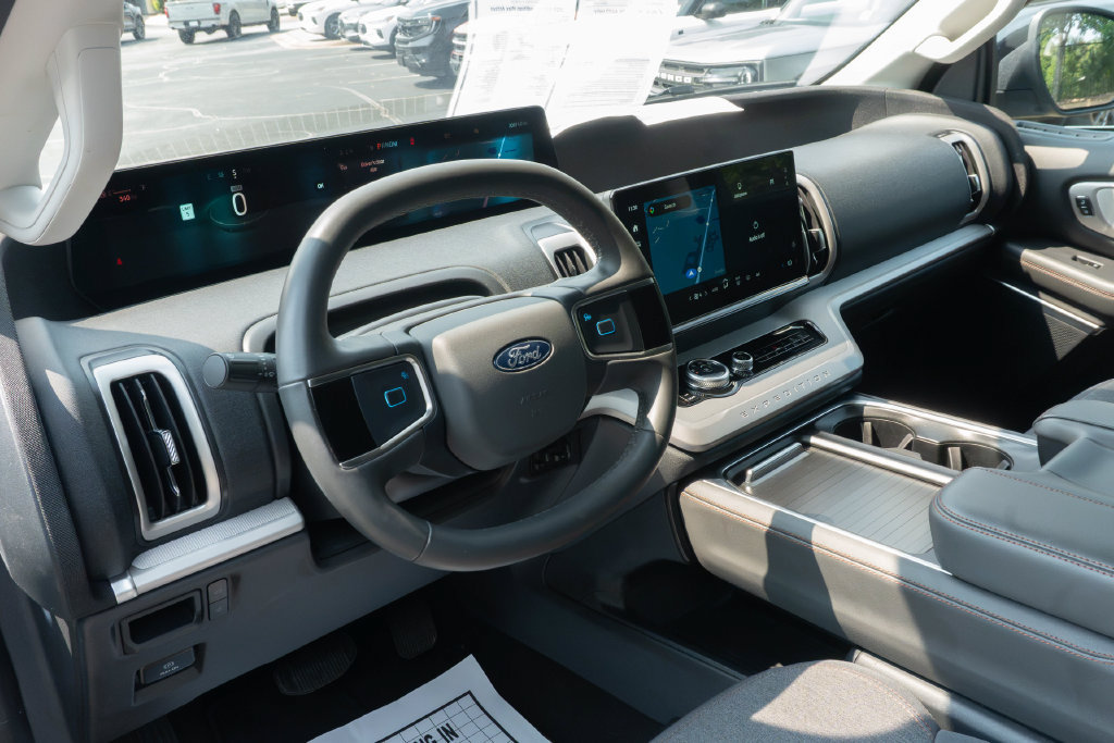 Used 2025 Ford Expedition Max Active RWD image 4