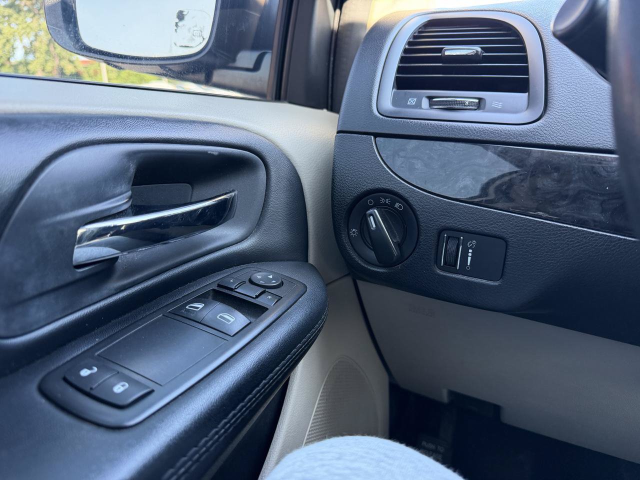 Used 2015 Dodge Grand Caravan American Value Package FWD image 17