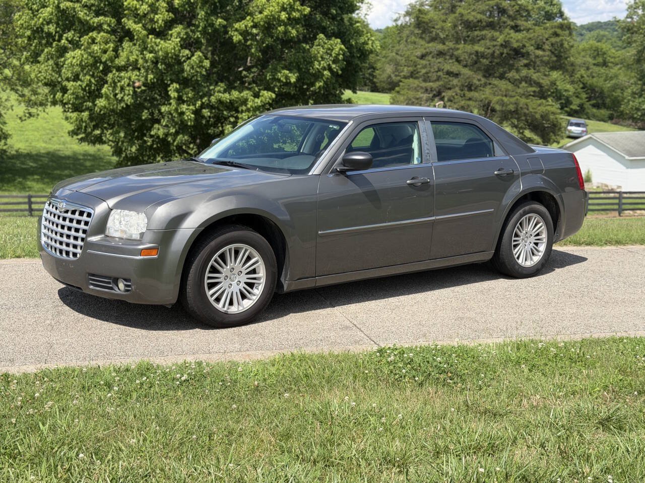 Used 2009 Chrysler 300 Touring RWD image 17