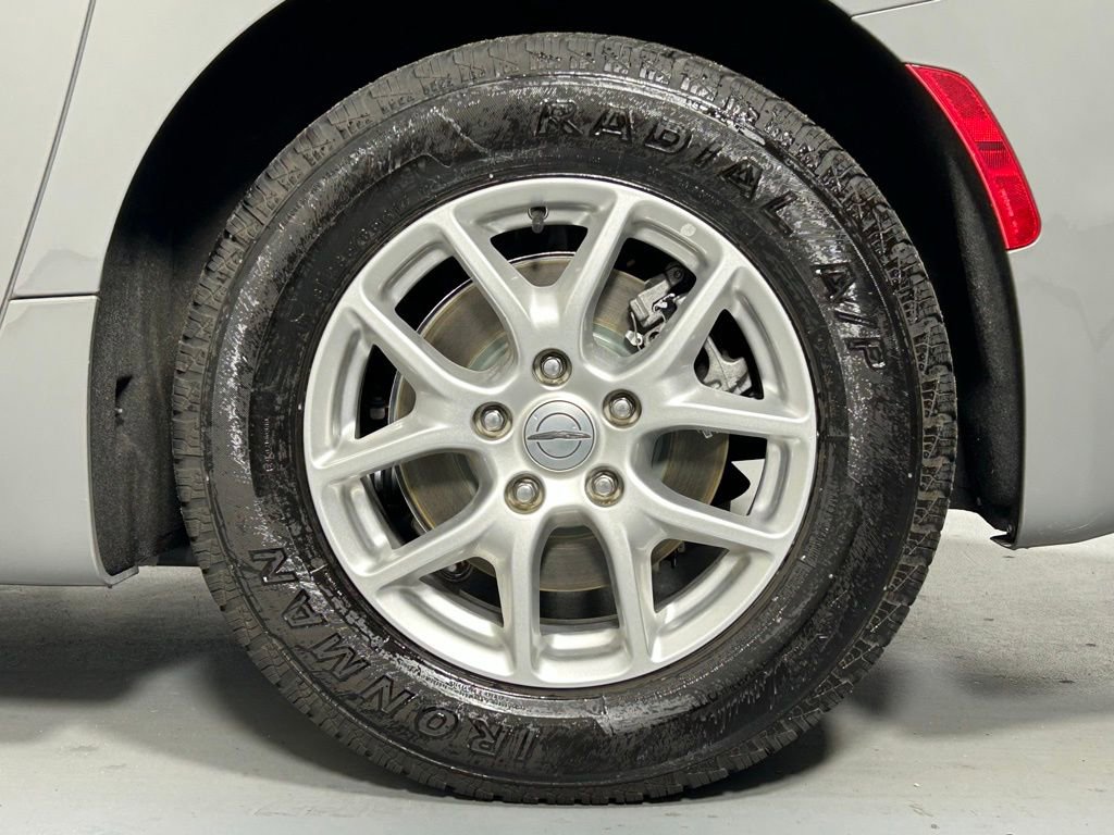 Used 2023 Chrysler Pacifica Touring-L image 36