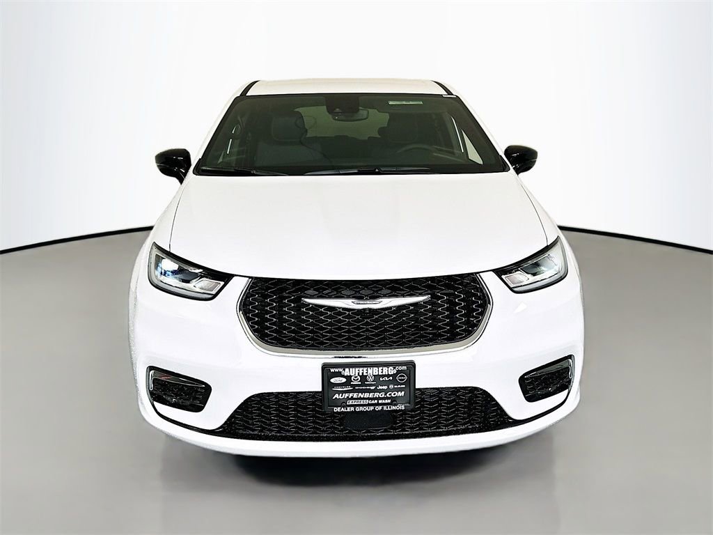 New 2026 Chrysler Pacifica Select image 2