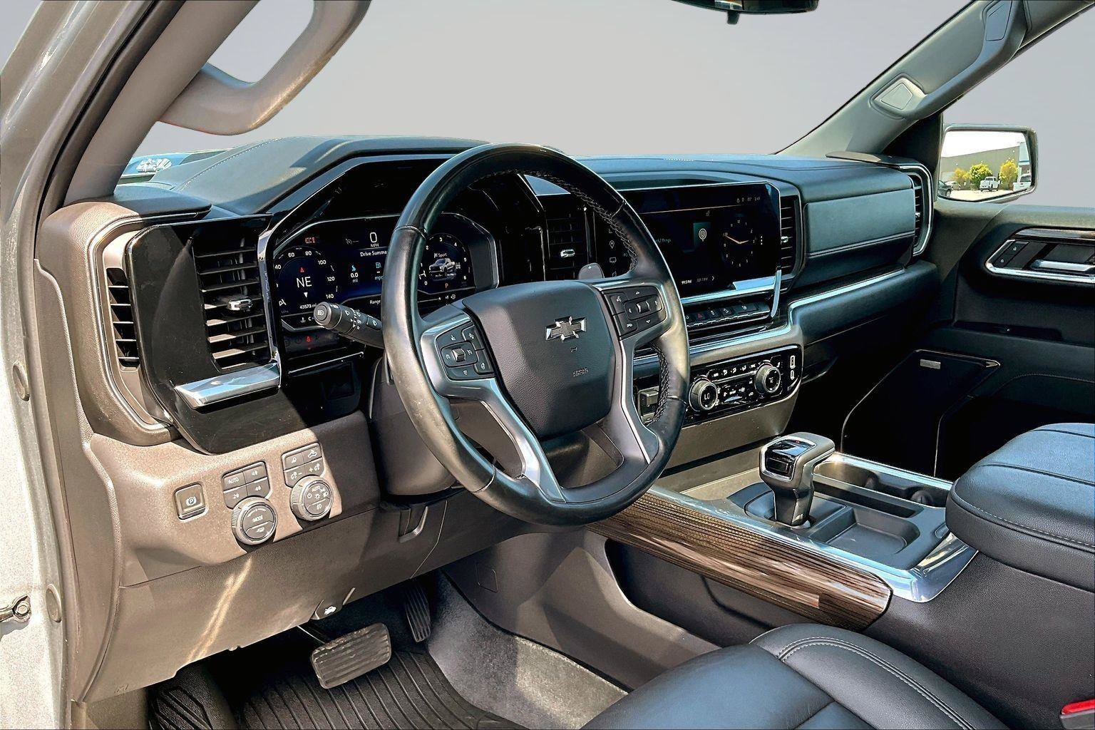 Used 2024 Chevrolet Silverado 1500 LT Trail Boss w/ LT Trail Boss Premium Package AWD/4WD image 15