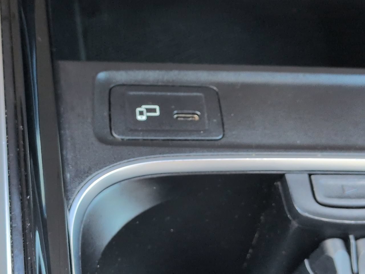Used 2023 Mercedes-Benz GLB 250 w/ Premium Package image 21