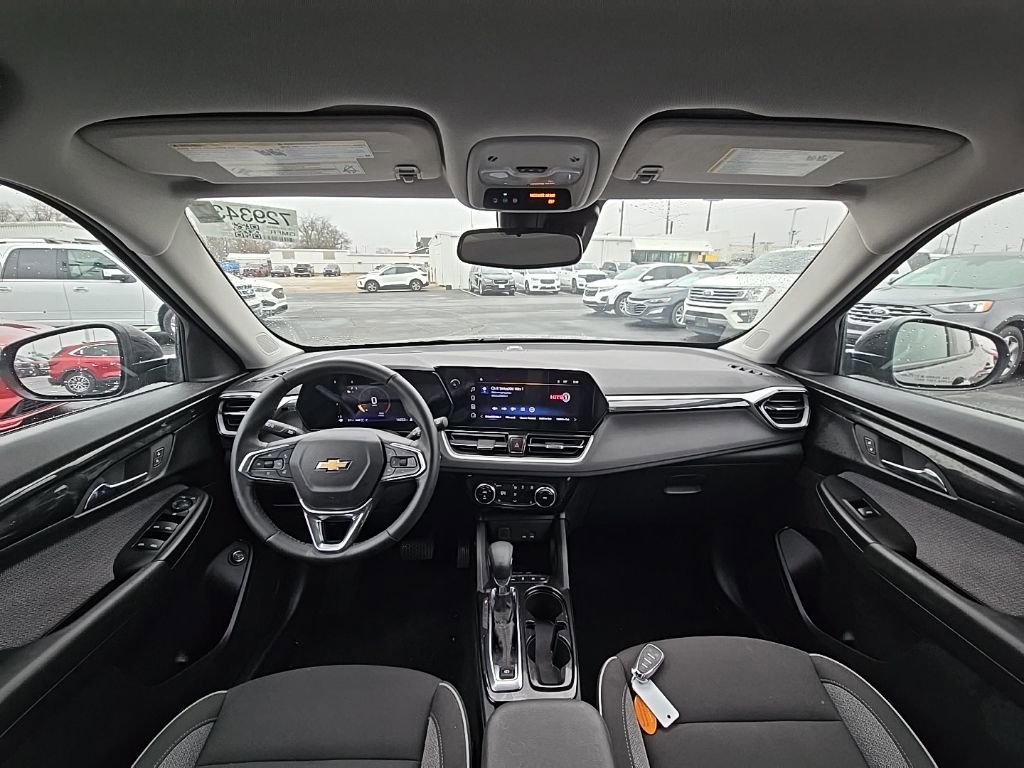 Used 2025 Chevrolet TrailBlazer LT w/ Convenience Package image 2