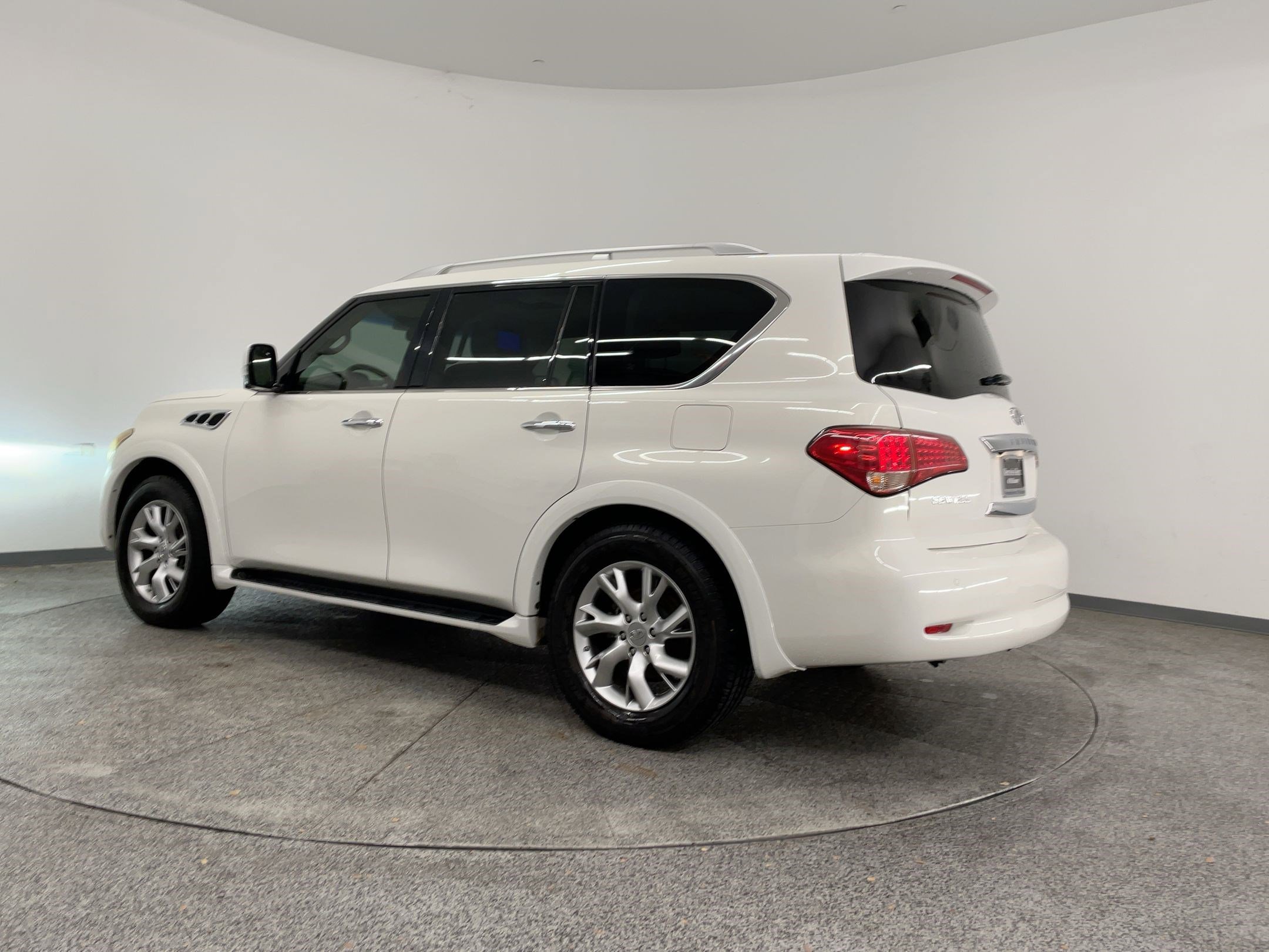 Used 2011 INFINITI QX56 4WD w/ Theater Pkg image 3