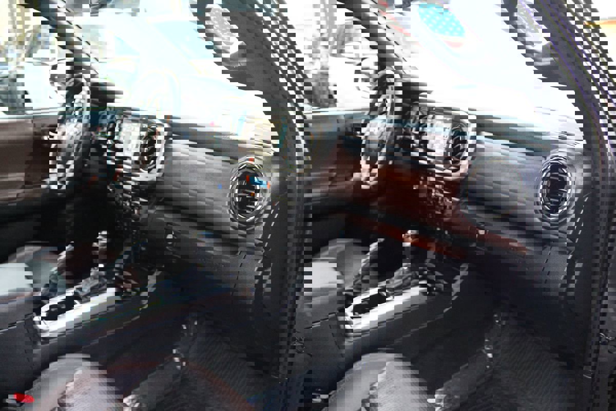 Used 2017 Toyota Tacoma Limited image 23