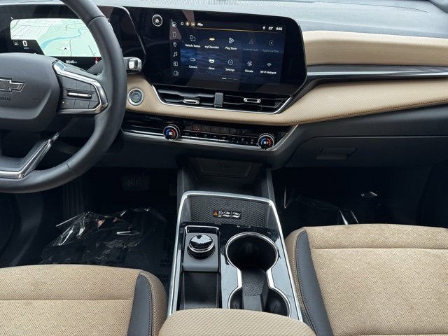 Used 2025 Chevrolet Equinox ACTIV image 2