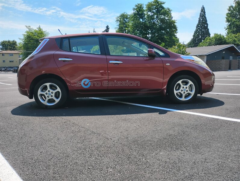 Used 2011 Nissan Leaf w/ Eco Design Pkg FWD image 8