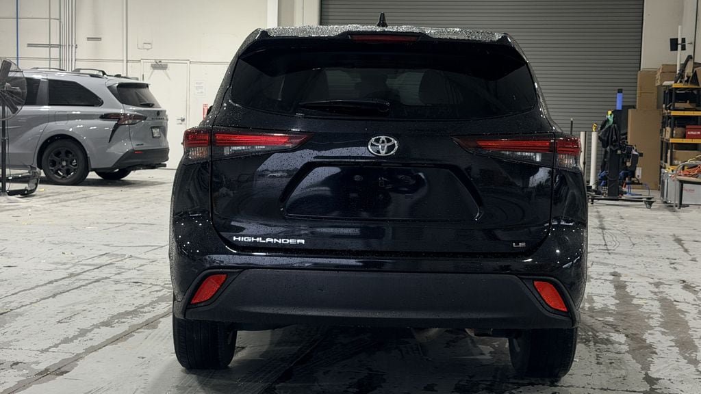 Used 2024 Toyota Highlander LE FWD image 8