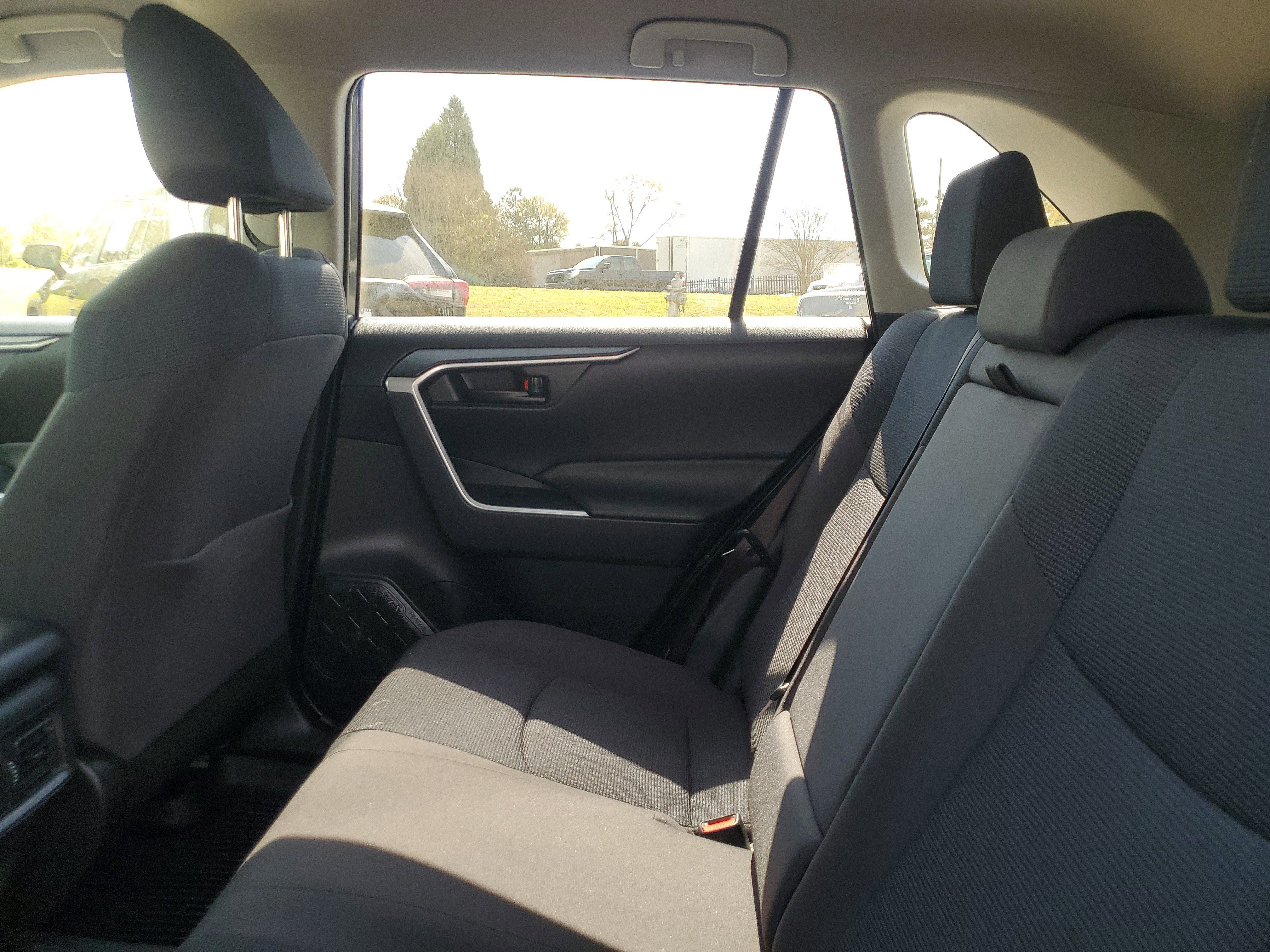 Used 2022 Toyota RAV4 LE image 10