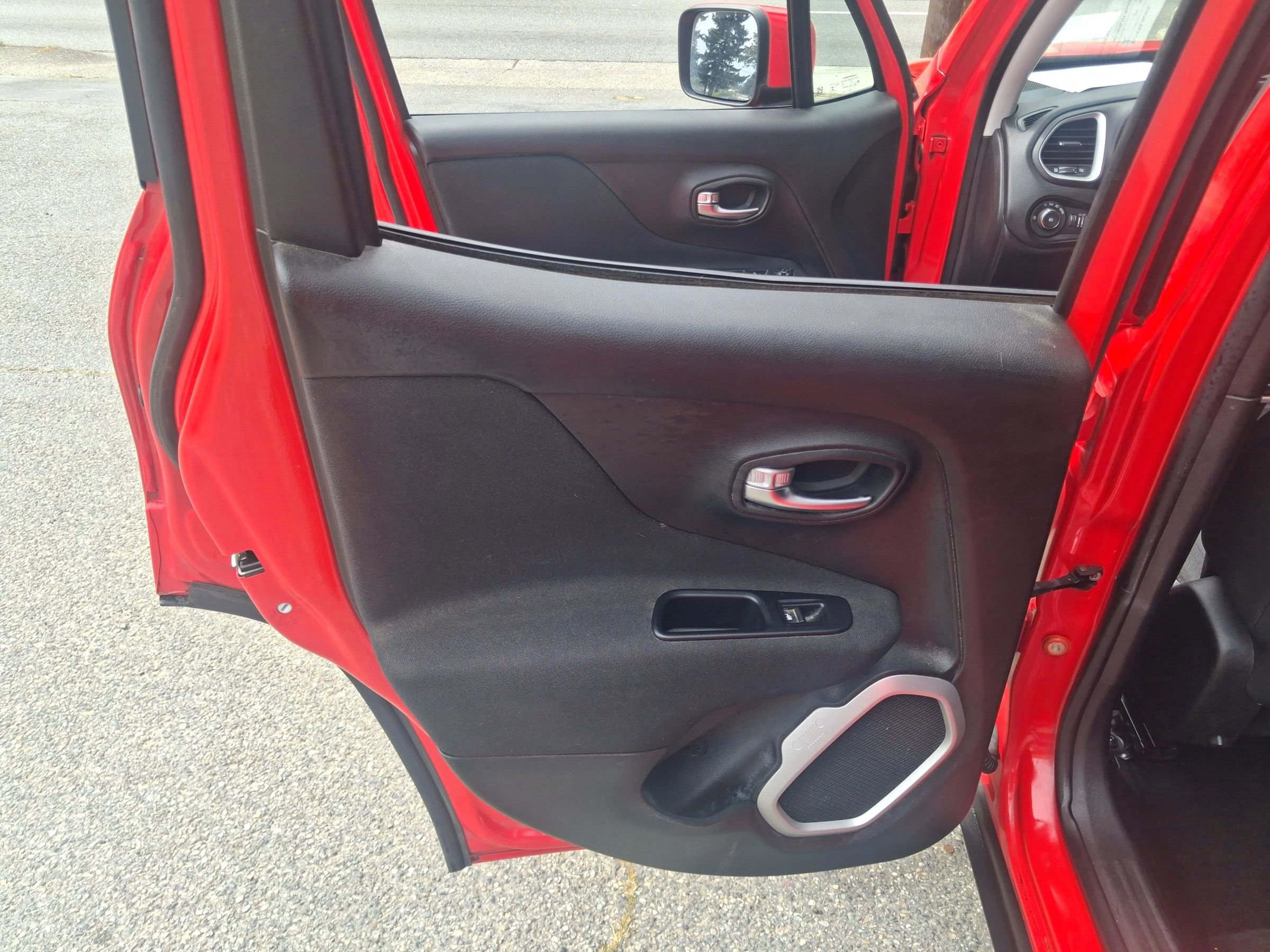 Used 2018 Jeep Renegade Latitude w/ Popular Equipment Group AWD/4WD image 11