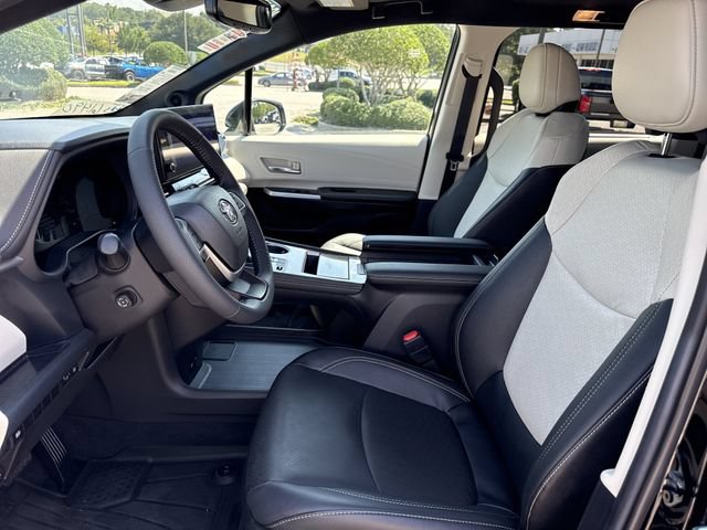 Used 2025 Toyota Sienna Limited AWD/4WD image 9