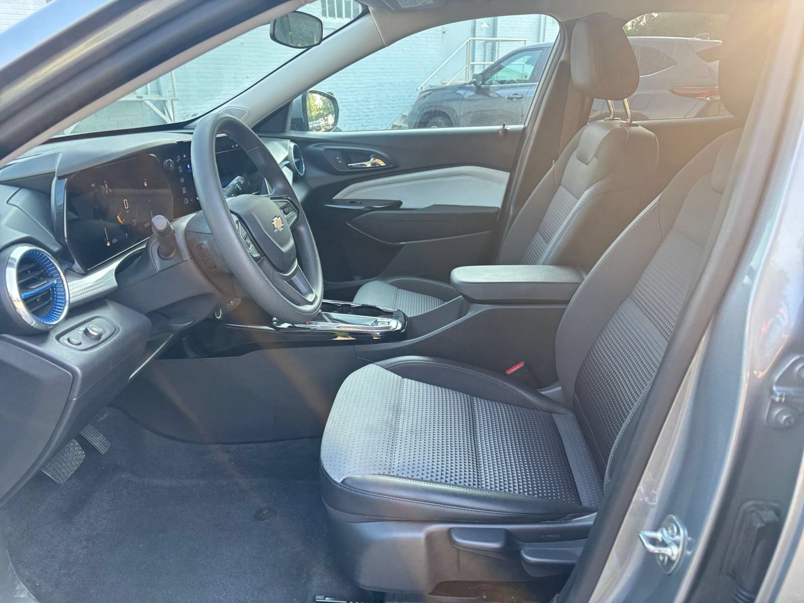 Used 2025 Chevrolet Trax LT FWD image 27