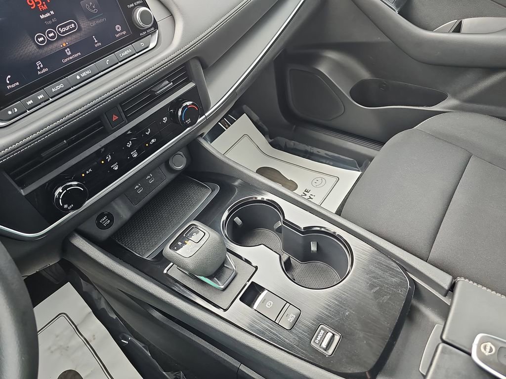 Used 2025 Nissan Rogue S image 27