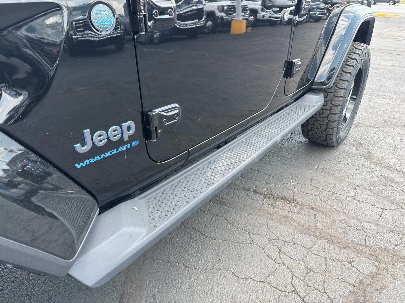 Used 2025 Jeep Wrangler Unlimited Sahara AWD/4WD image 11