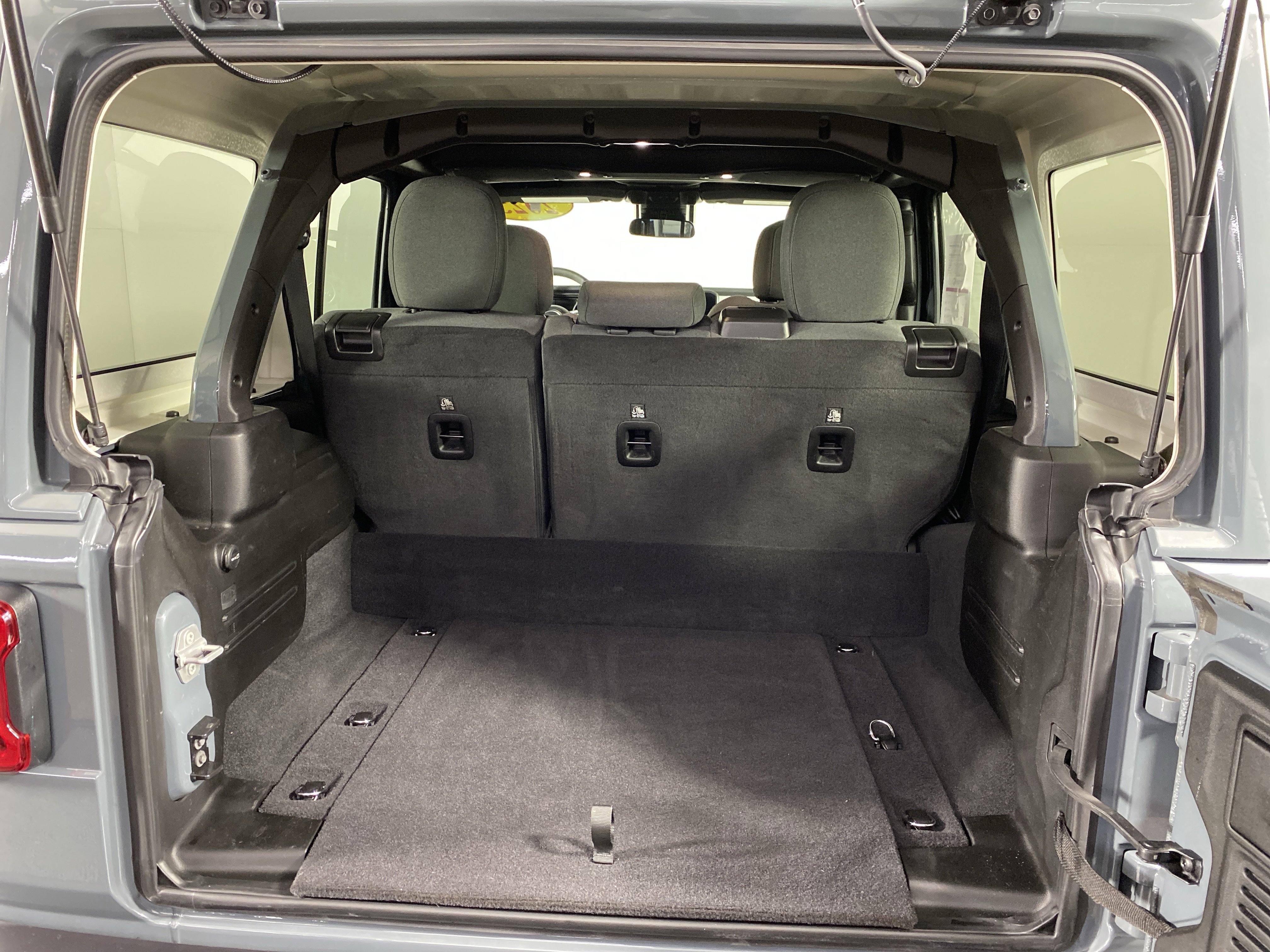 Used 2025 Jeep Wrangler Sahara w/ Safety Group image 32