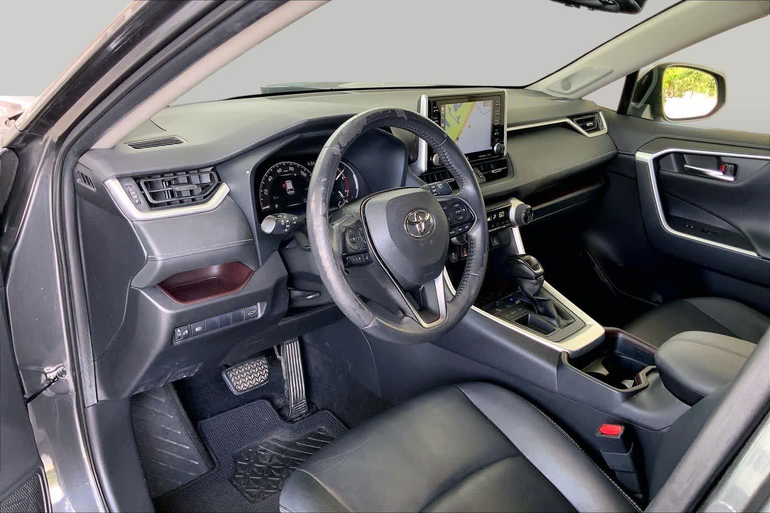 Used 2020 Toyota RAV4 Limited FWD image 18