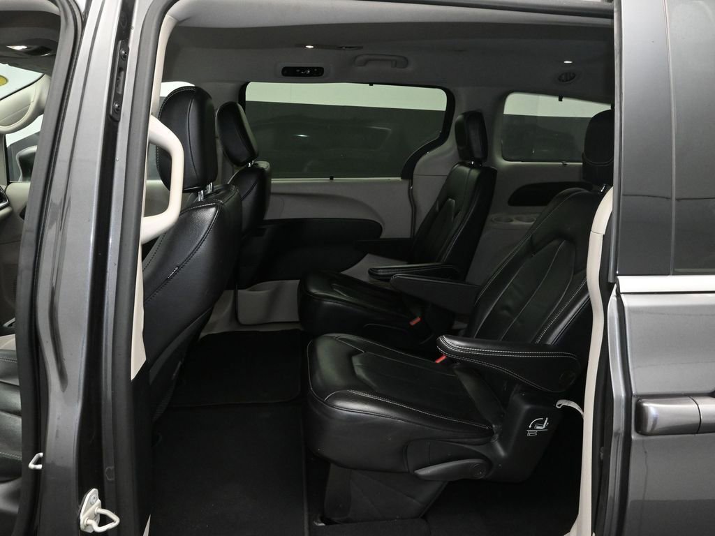 Used 2022 Chrysler Pacifica Touring-L image 16