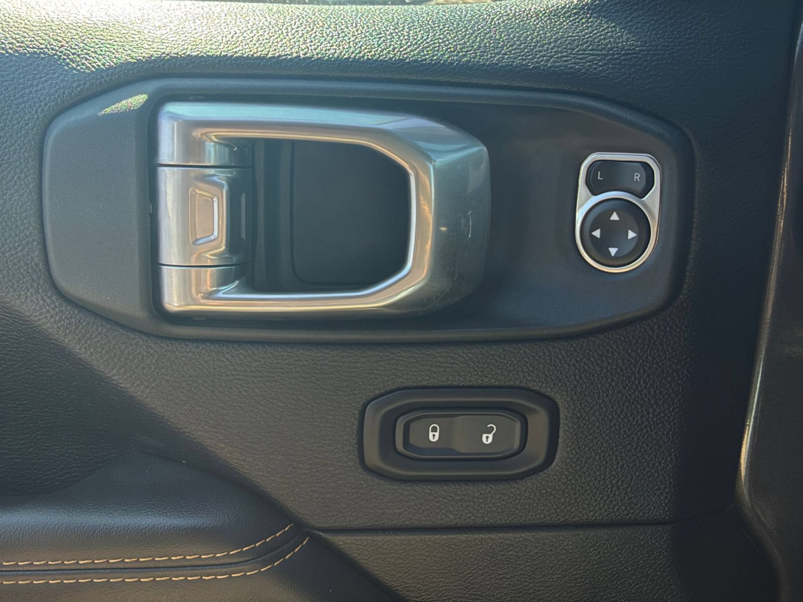 Used 2025 Jeep Wrangler Unlimited Sahara AWD/4WD image 18