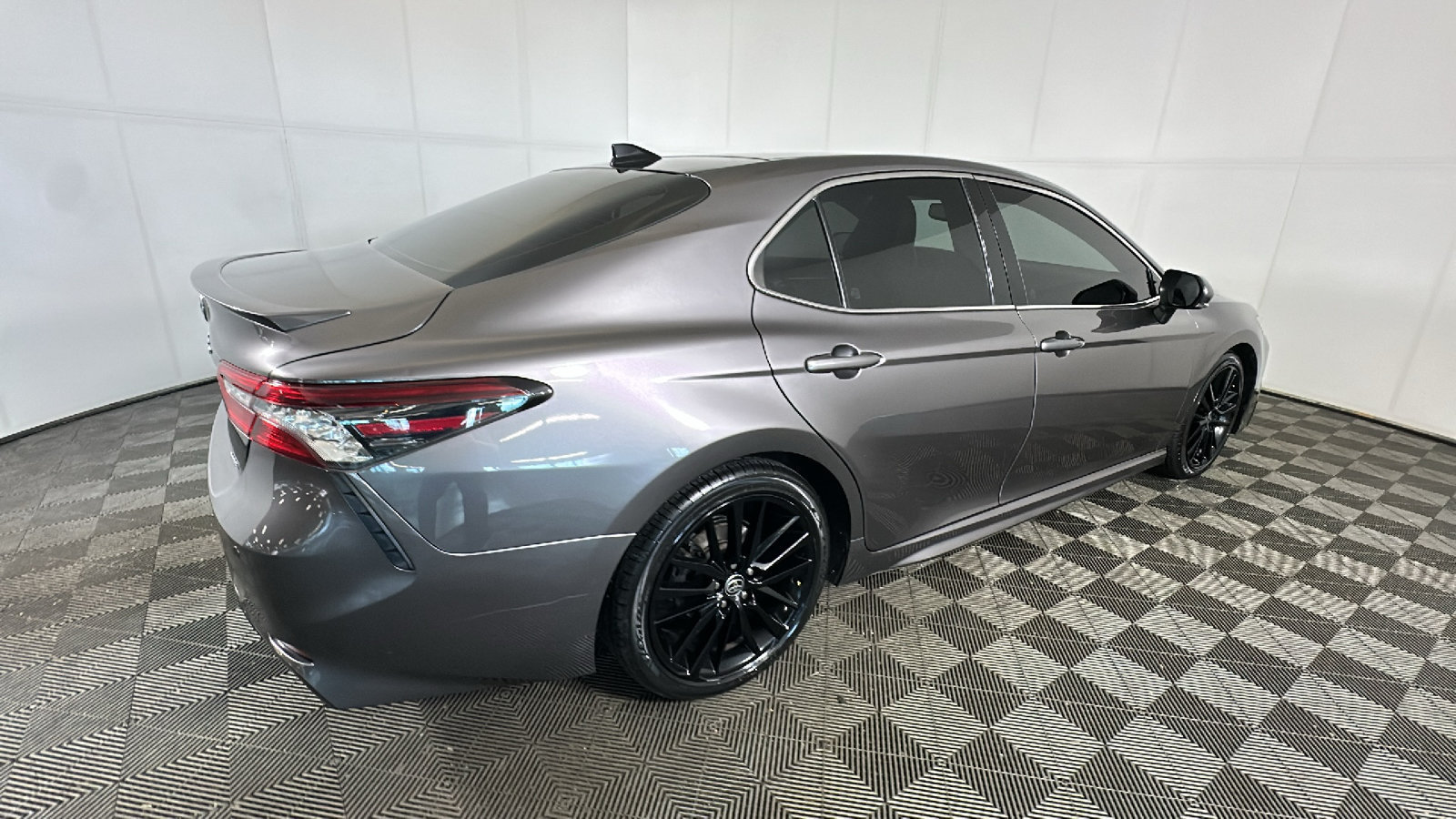 Used 2022 Toyota Camry XSE w/ Navigation Package FWD image 3