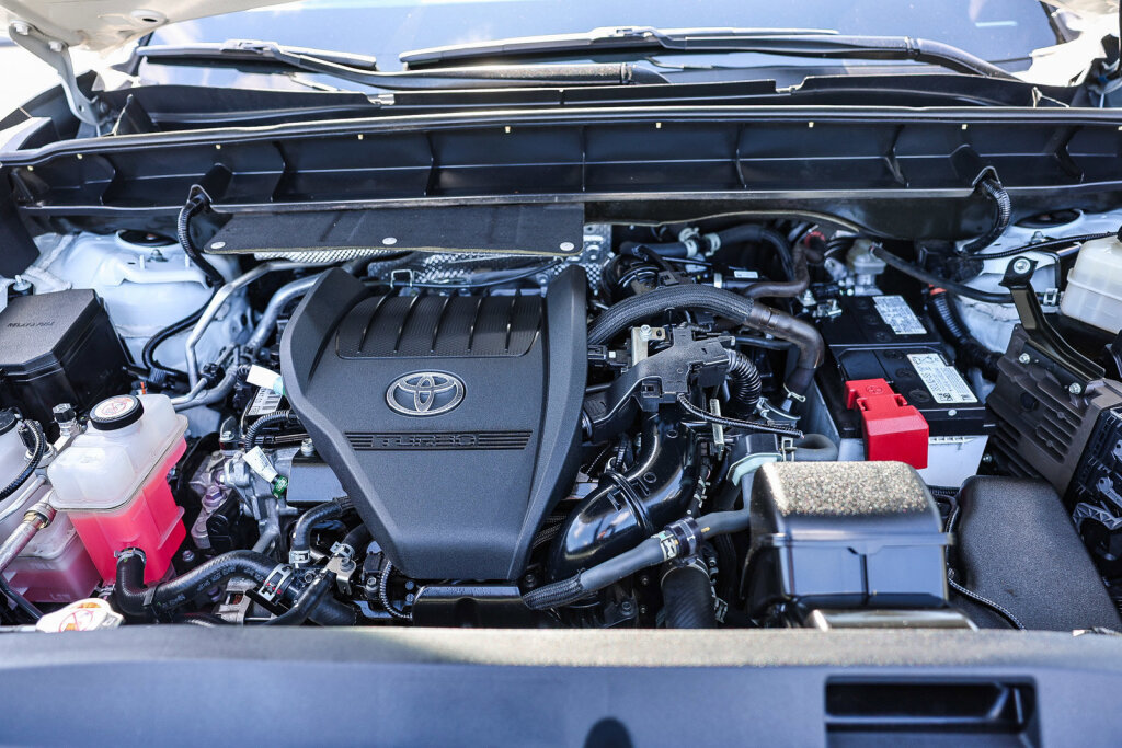 Used 2023 Toyota Highlander LE AWD/4WD image 16