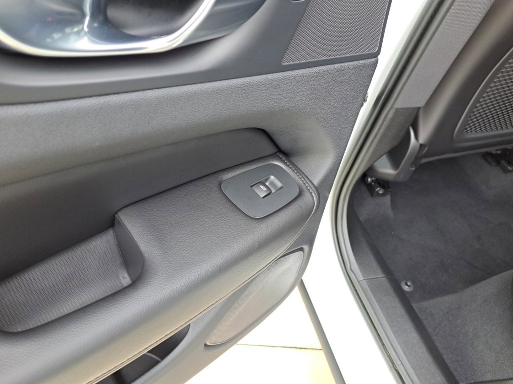 Used 2023 Volvo XC60 B5 Core w/ Protection Package Premier image 12