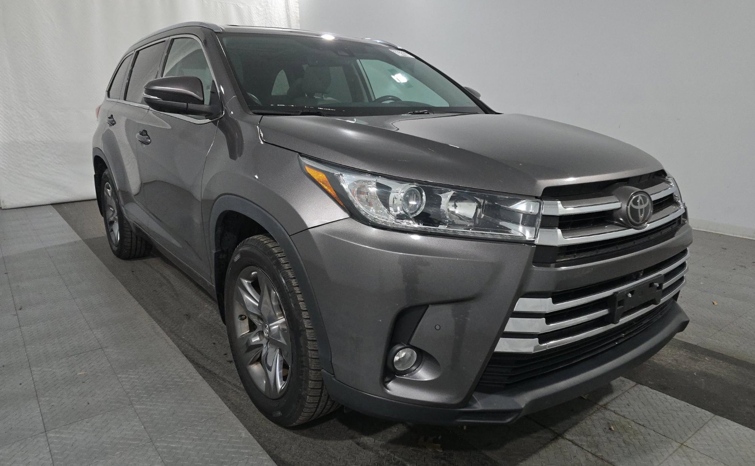 Used 2018 Toyota Highlander Limited Platinum image 3