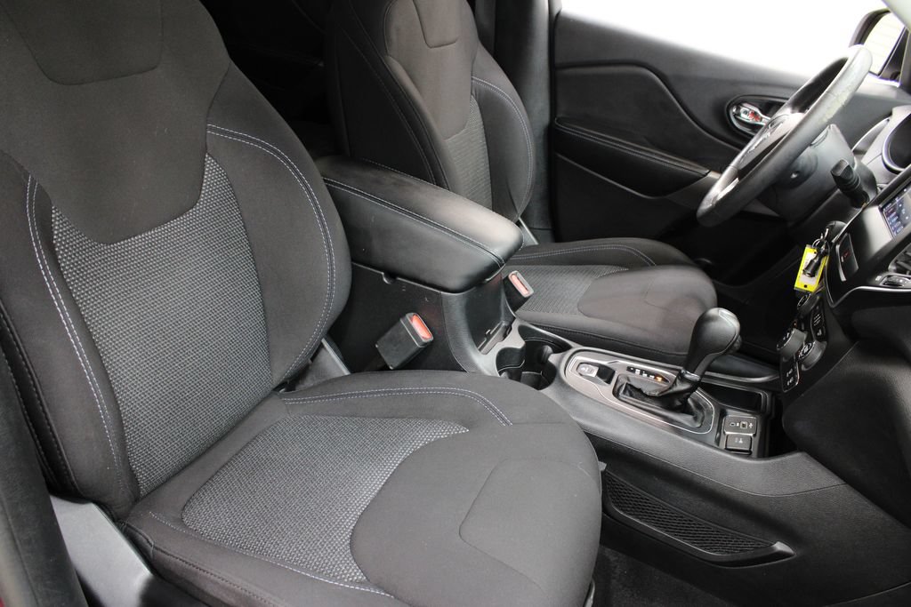 Used 2019 Jeep Cherokee Latitude w/ Popular Appearance Group FWD image 21