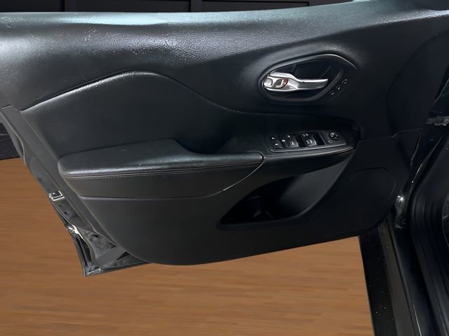 Used 2019 Jeep Cherokee Trailhawk image 11