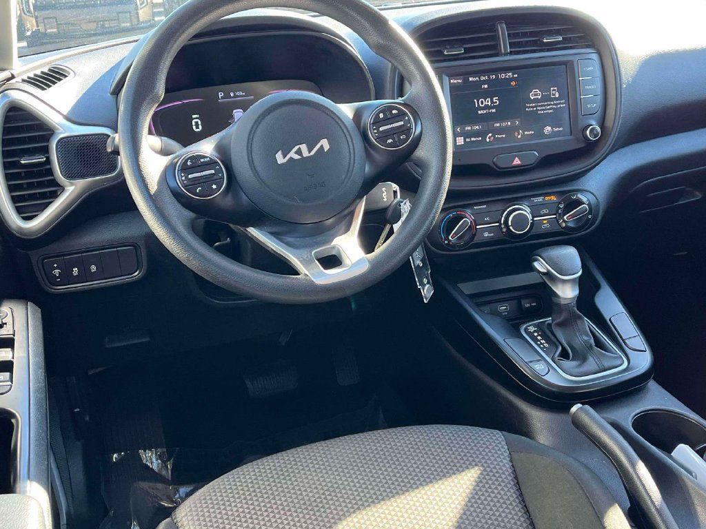Used 2023 Kia Soul LX w/ LX Technology Package FWD image 2
