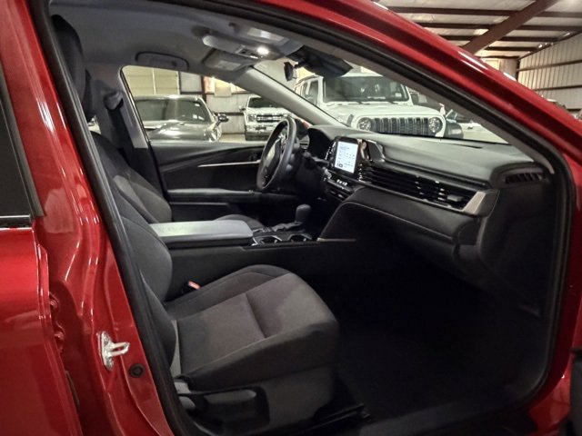 Used 2025 Toyota Camry SE image 11