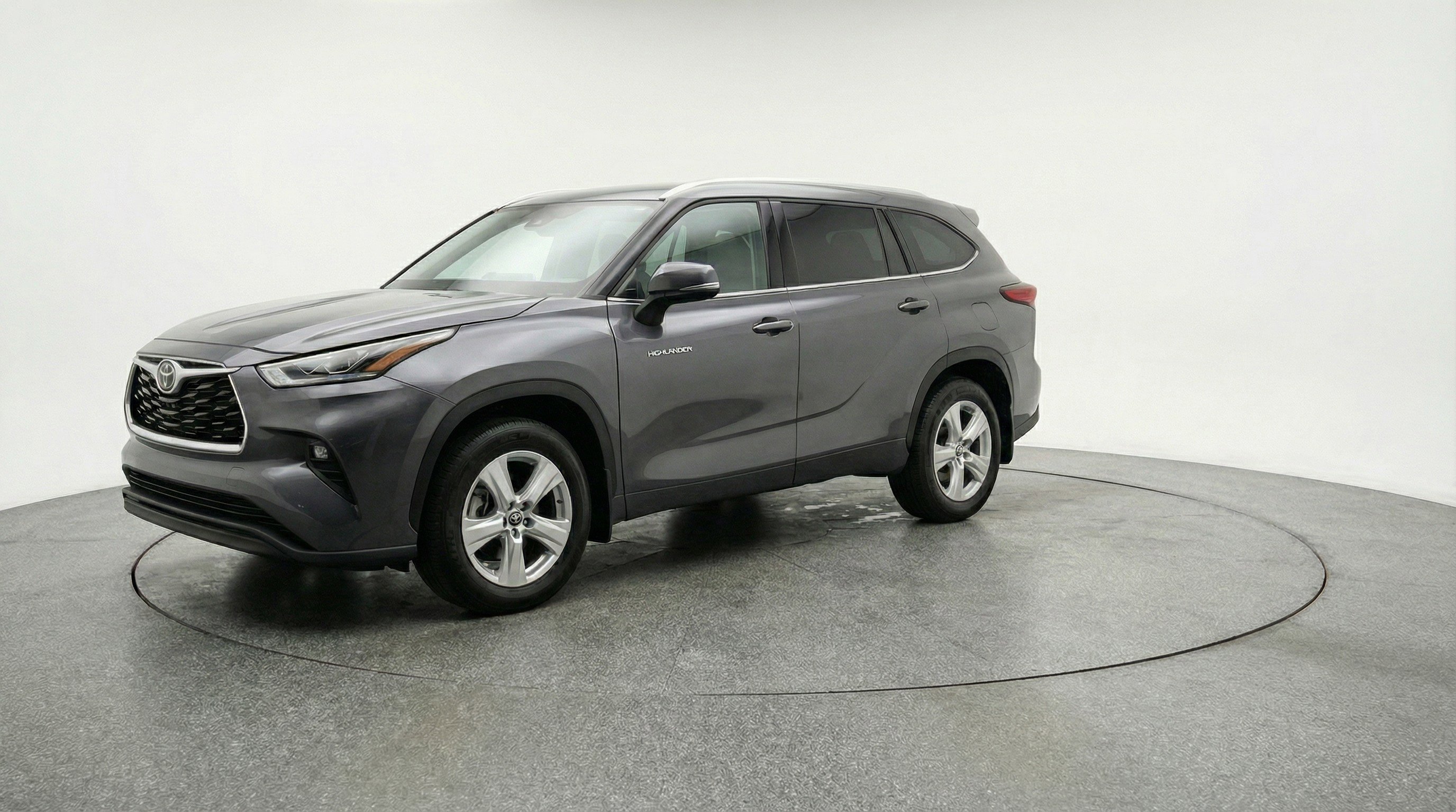Used 2025 Toyota Highlander LE image 3