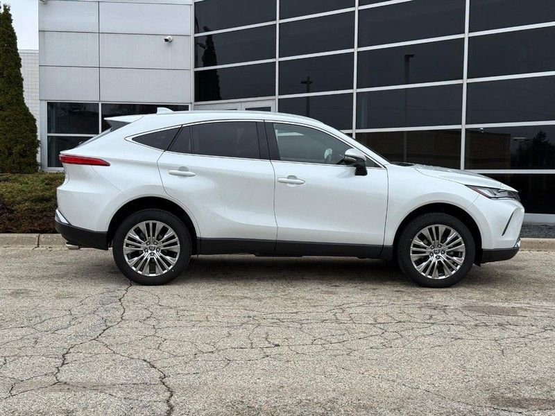 Used 2023 Toyota Venza XLE image 2