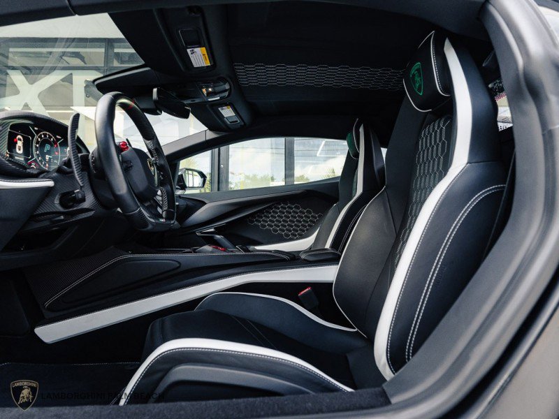 Used 2024 Lamborghini Revuelto image 31