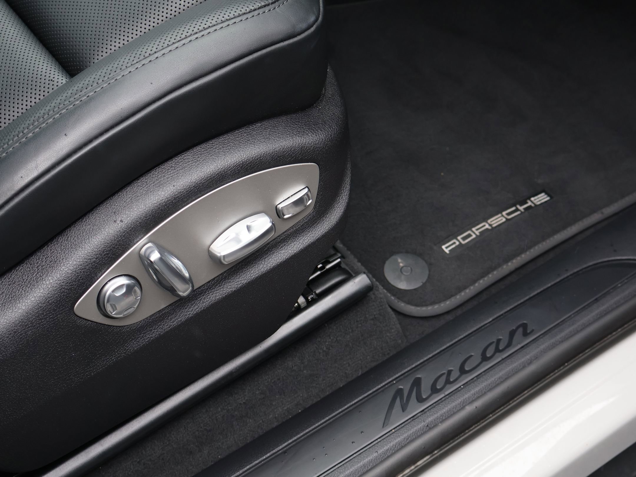 Used 2026 Porsche Macan image 28