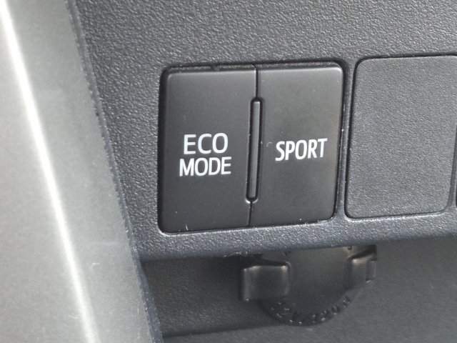 Used 2017 Toyota RAV4 XLE AWD/4WD image 5