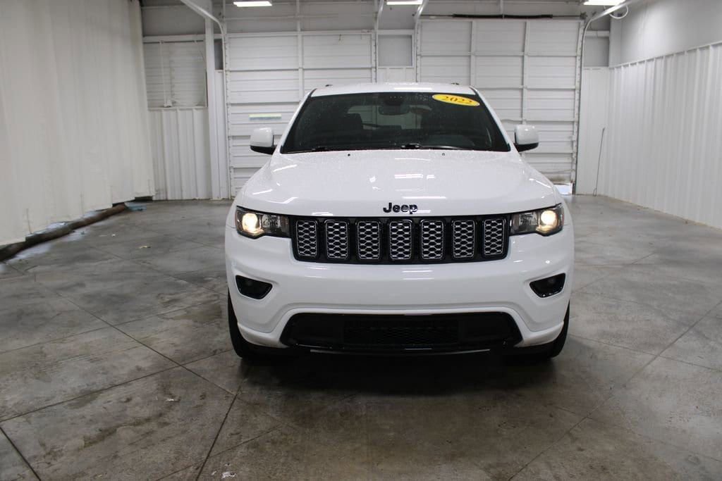 Used 2022 Jeep Grand Cherokee Laredo X image 3