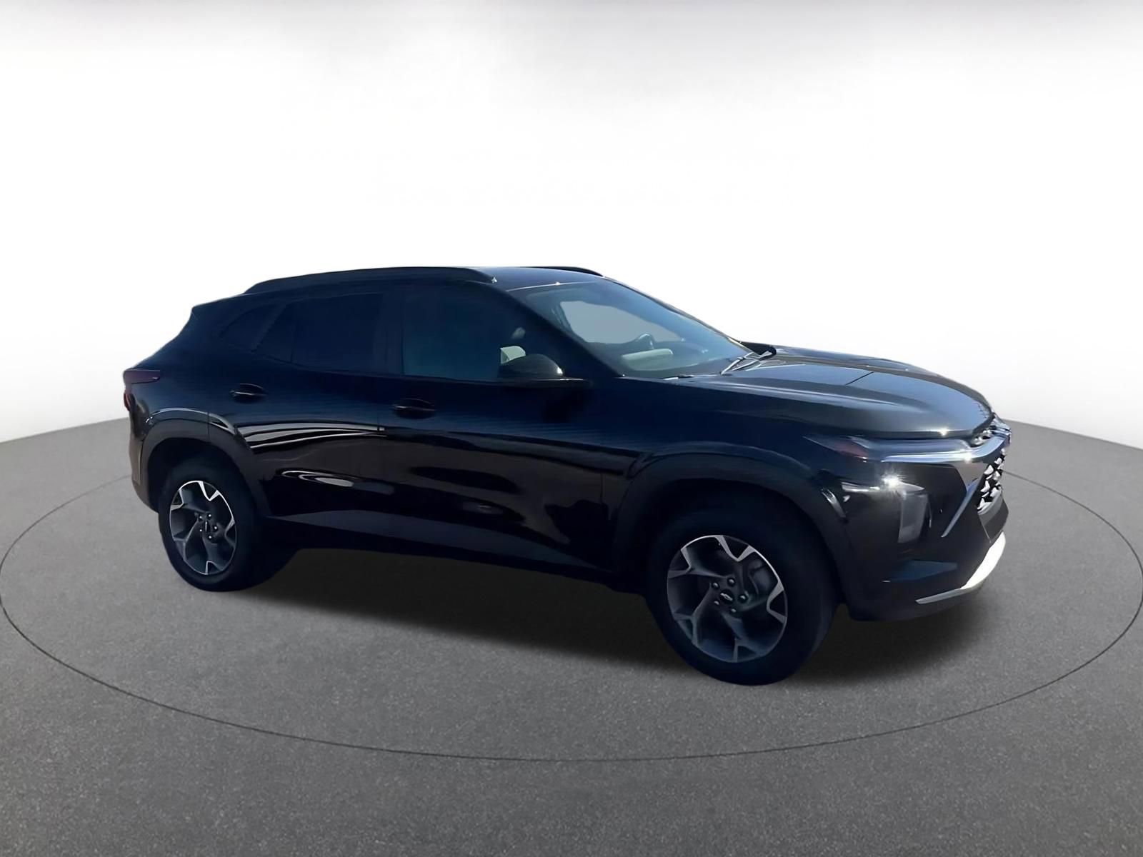 Used 2025 Chevrolet Trax LT FWD image 2