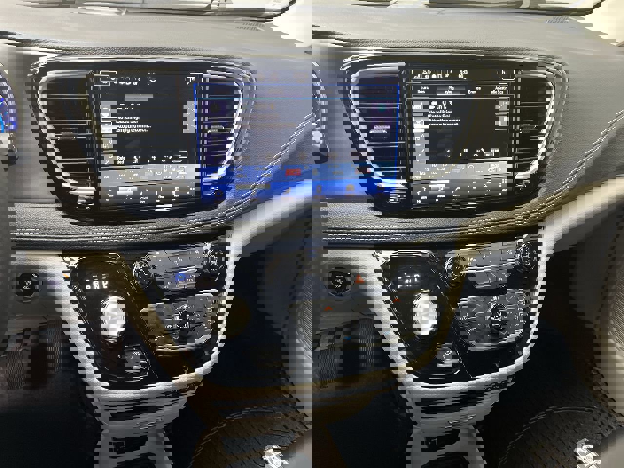 Used 2023 Chrysler Pacifica Touring-L image 16