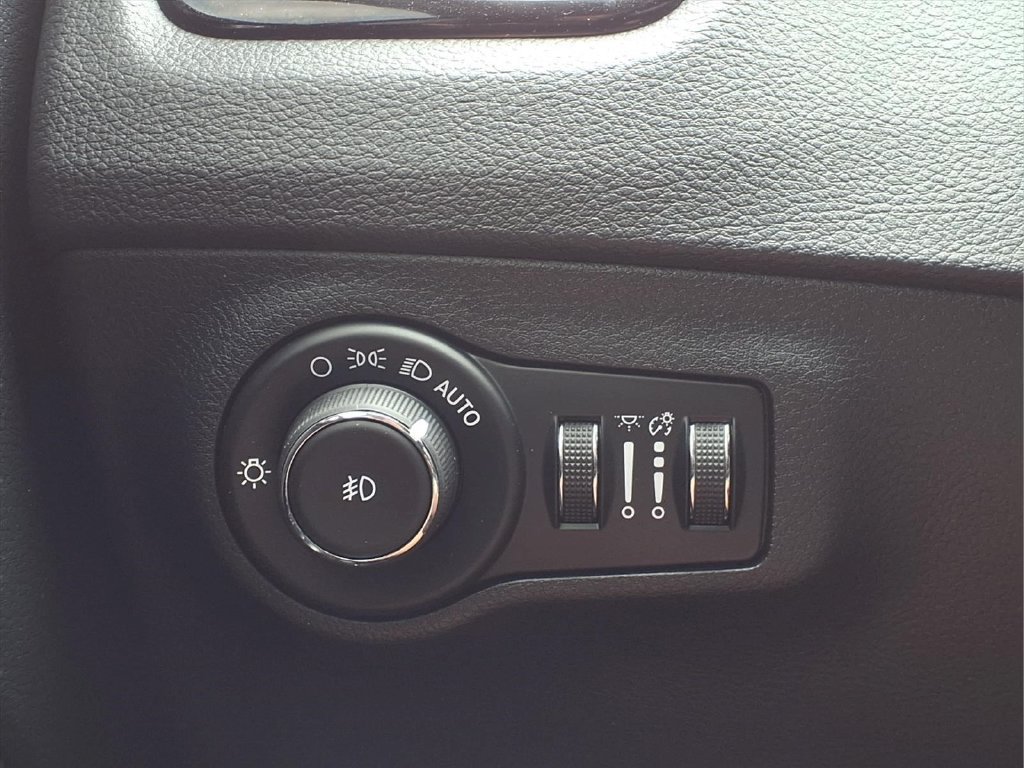 Used 2019 Jeep Compass Latitude FWD image 16